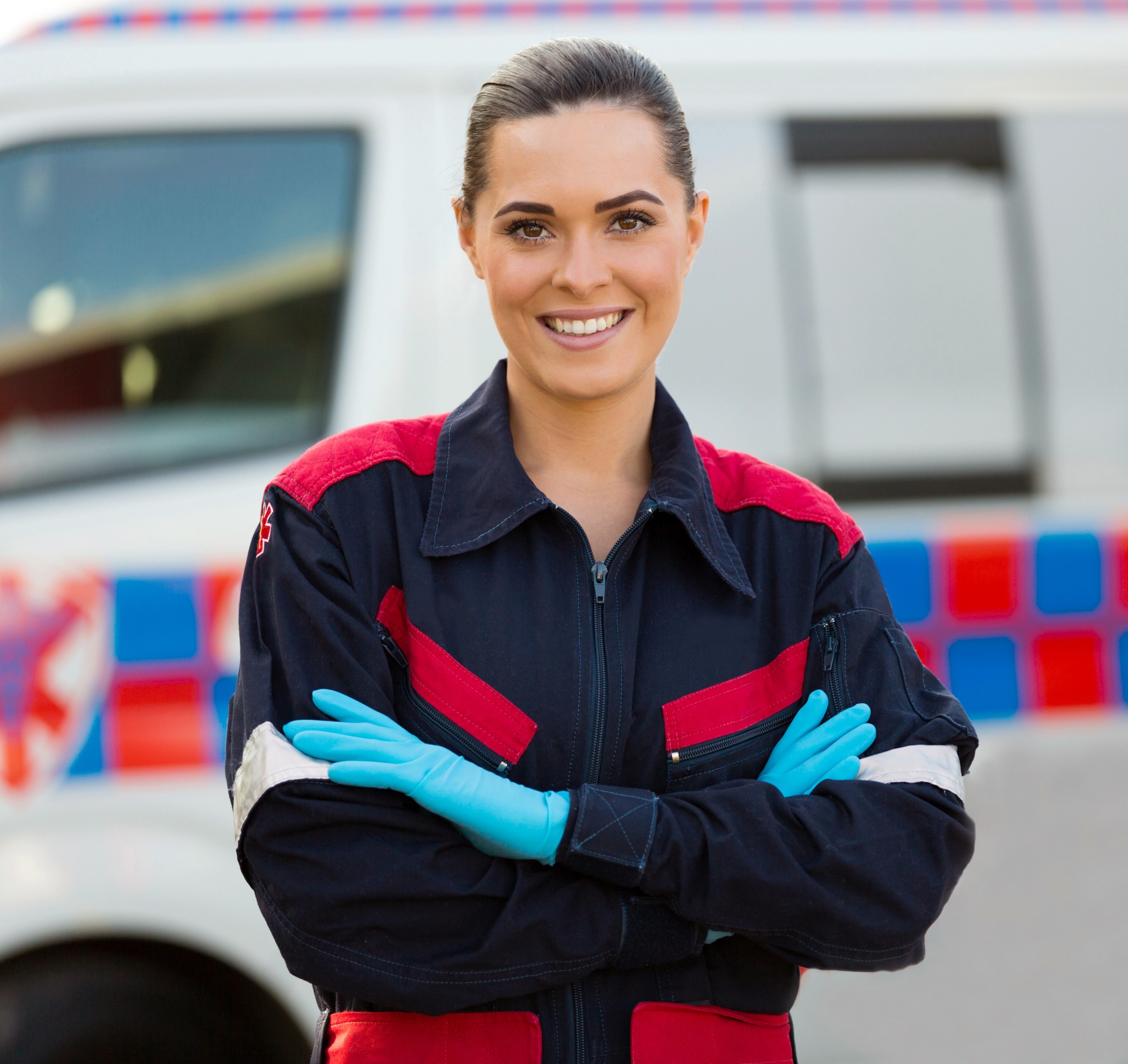 Servicii heparinizare si administrare medicatie - asistent Medi-Safe cu manusi in fata ambulantei