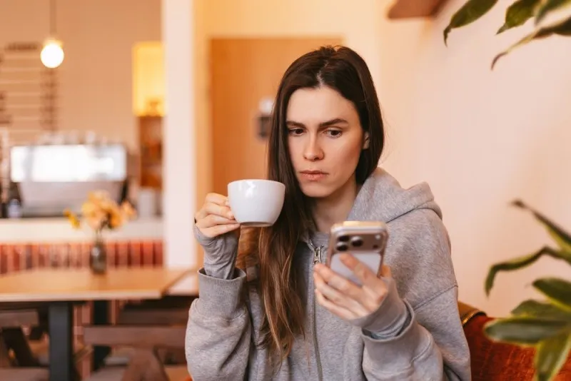 persoana care bea cafea dimineata