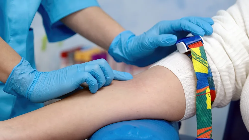 O persoana pregatindu-se pentru un test de sange