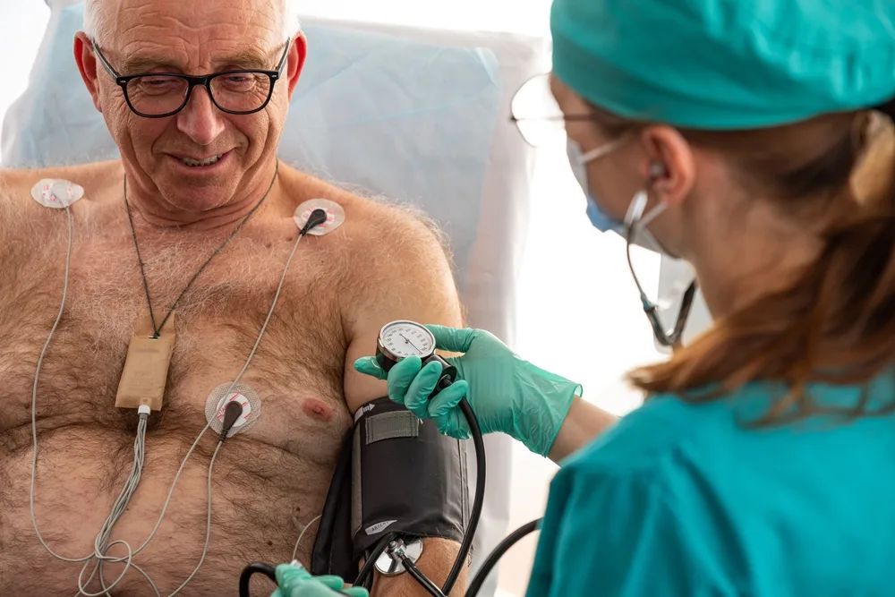 asistenta medicala monteaza holter pentru un pacient