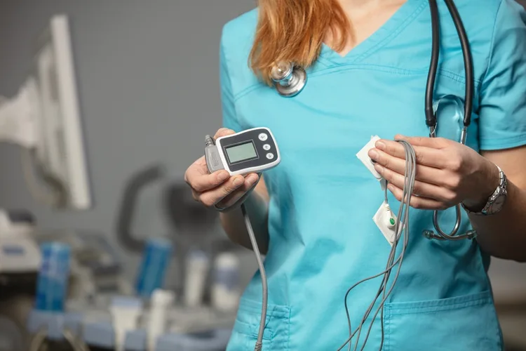 Un monitor holter EKG