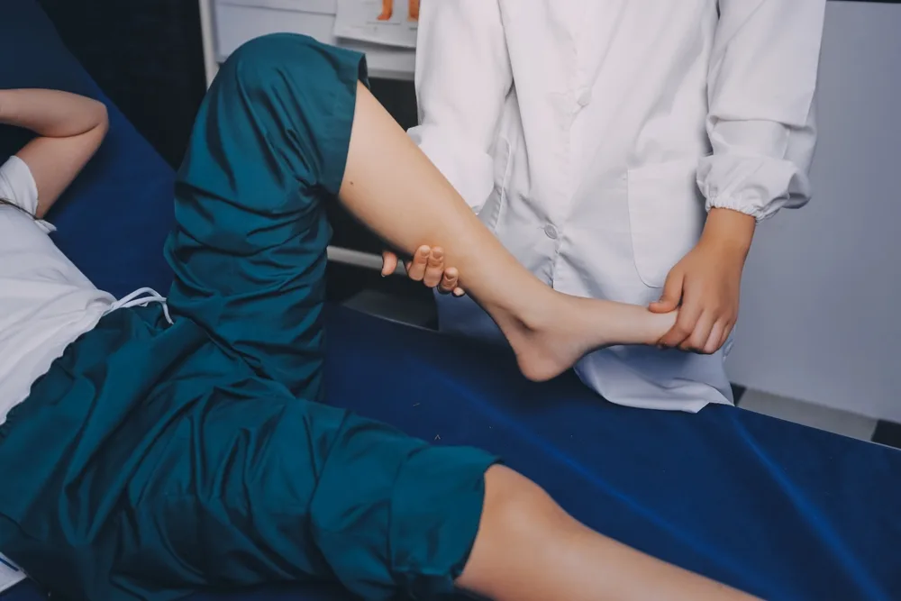 Ilustratie cu tratamentul la domiciliu pentru contracturile musculare