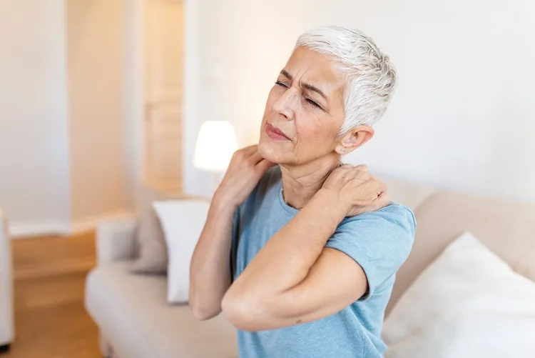 Imagine cu o persoana care sufera de contractura musculara