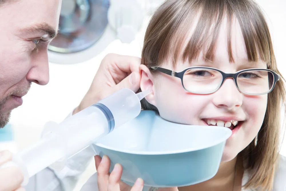 asistent medical care face spalatura auriculara unui pacient