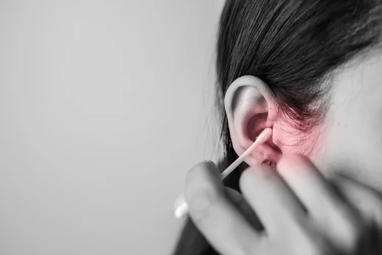 persoana cu dop de cerumen in ureche