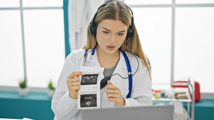 personal medical evalueaza o ecografie