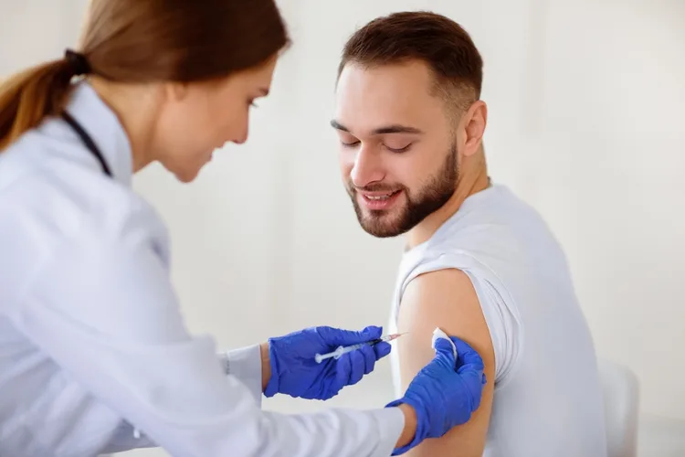 Imagine cu o persoana care primeste o injectie intramusculara