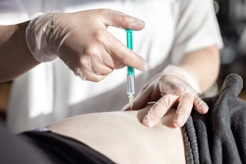 o persoana care face o injecție incorecta