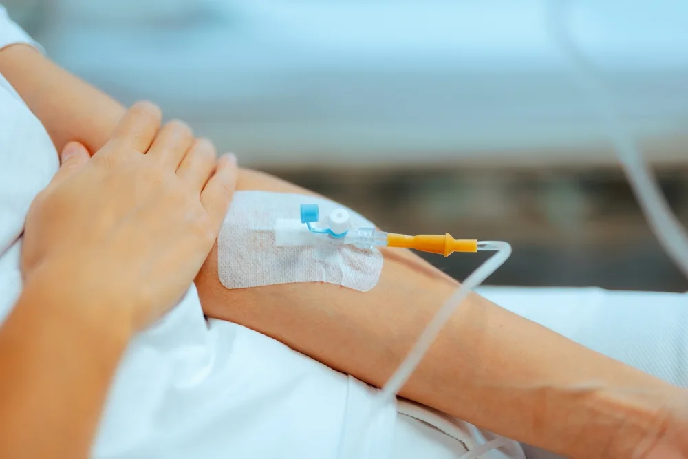 pregatire pacient pentru injectie intravenoasa pe branula