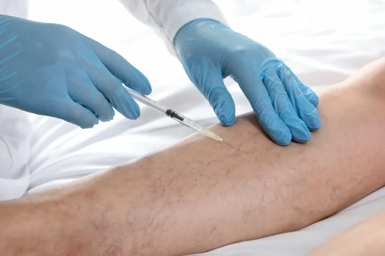 imagine cu asistent medical care realizeaza o injectie intravenoasa