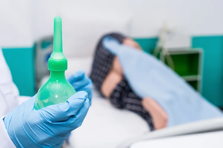 asistenta medicala face o microclisma la domiciliu