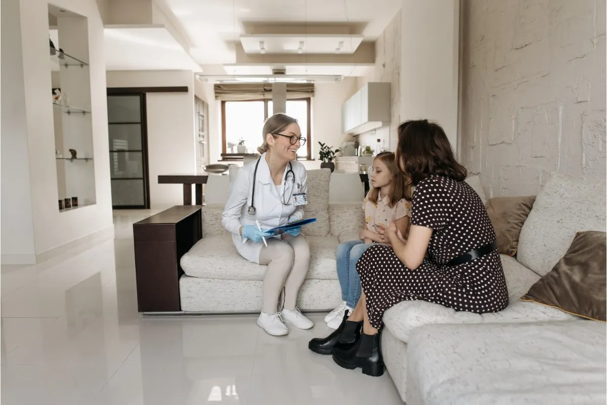 medic care consulta un copil acasa