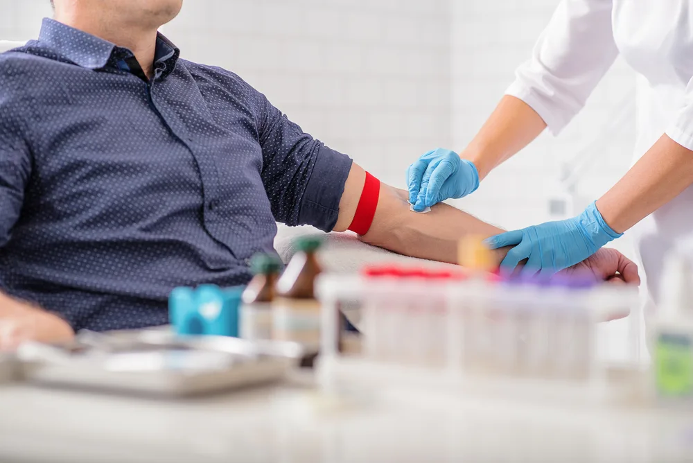 asistenta medicala recolteaza sange la domiciliu
