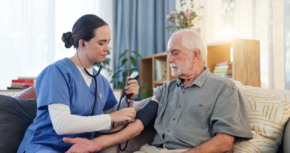 asistent medical consulta persoana cu hipertensiune arteriala