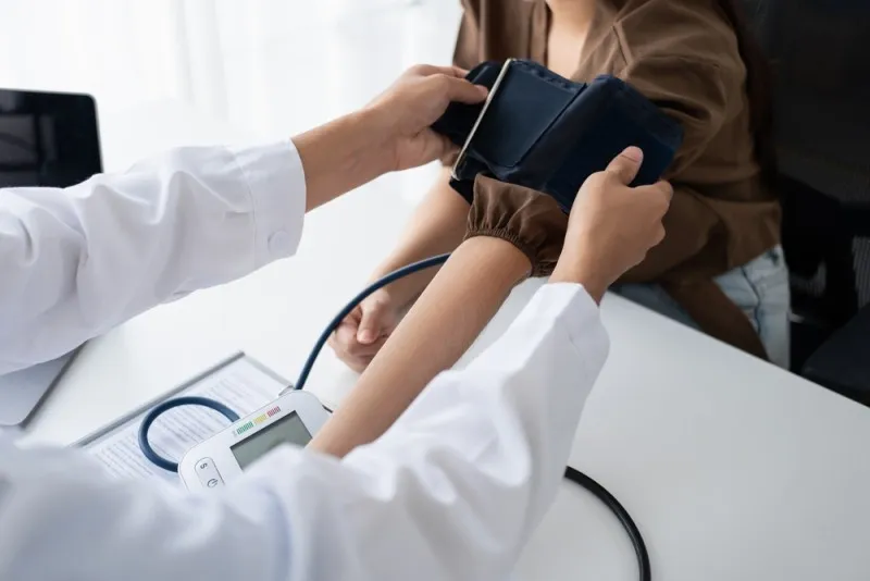 persoana careia i se masoara tensiunea arteriala