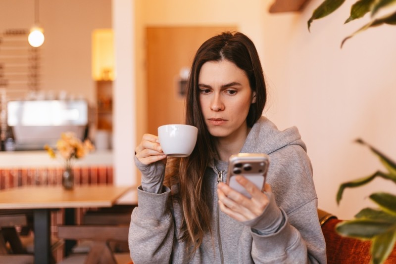 persoana care bea cafea dimineata 