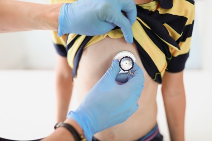 Pachete promotionale servicii medicale - copil consultat de medic