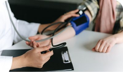 Consultatii medicina interna - medic ce ia tensiunea unui pacient